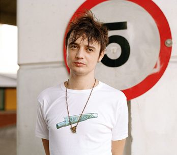 Pete Doherty vydraží obraz Amy Winehouse namalovaný její krví